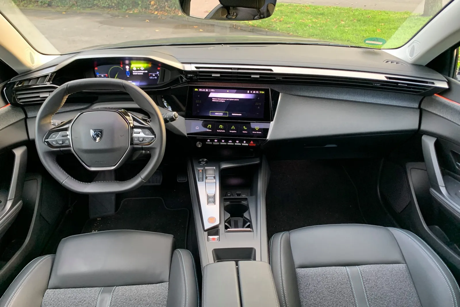 Passend zum sportlich geprägten Äußeren sticht das i-Cockpit im Innenraum hervor mit dem markanten kleinen und tief platzierten Lenkrad.